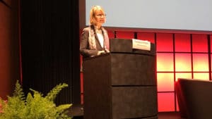 Françoise Nyssen précise les contours de sa loi contre les fake news aux Assises du journalisme de Tours