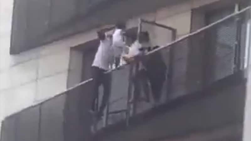 Sauvetage d’un enfant suspendu à un balcon parisien : un héros (presque) parfait pour les médias