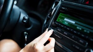 Bataille des matinales entre radios privées et publiques