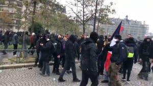 Manifestation des gilets jaunes du 16 novembre : un jeu d’ombres assumé pour les médias de grand chemin