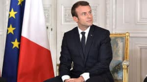 Emmanuel Macron, le faible poids des mots, le choc des photos