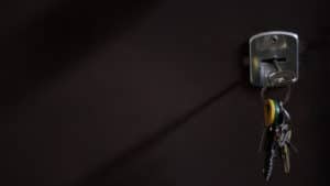 Squatters de maisons indélogeables : le marronnier des médias