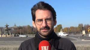 Depuis le 30 octobre 2020, un nouveau confinement est imposé aux Français. Nul ne peut sortir de chez lui sans avoir dument rempli son attestation et pour un autre motif que l’un des neuf limitativement énumérés sur le formulaire. Des professions sont interdites en partie ou totalement d’activité. Des pans entiers de l’économie sont en train de s’écrouler. La première des libertés publiques, aller et venir, est quasiment suspendue. En réaction, un vent de fronde se lève dans la société française. Revue de presse. Des manifestations en France souvent interdites Le quotidien Le Monde consacre le 5 novembre un article au ras-le-bol de certains Français face au nouveau confinement. « Sept mois après le premier, l’usure psychique et la colère se font sentir chez certains ». L’opposition et la lassitude sont souvent passives et intériorisées. Elles peuvent parfois s’exprimer dans des manifestations, comme celles organisées le 30 octobre dans le pays. Le site d’information Reporterre en a recensées plusieurs. À Toulouse le 6 novembre, place du Capitole, de nombreux « restaurateurs, profs de sport ou professionnels de la culture se sont jetés à terre pour symboliser leurs difficultés face à la crise du coronavirus », nous informe le Huffpost. Des quotidiens locaux nous apprennent que d’autres manifestations sont organisées samedi 7 novembre. Selon Le Progrès le 4 novembre, « une manifestation (est organisée) contre le confinement, samedi au Puy-en-Velay ». L’Est-Éclair nous apprend le 2 novembre qu’ « un rassemblement citoyen (est organisé ) samedi à Troyes contre le confinement (…). La manifestation n’est pas déclarée en préfecture ». La justice ne traine pas pour engager des poursuites à l’encontre des organisateurs des manifestations. Selon Sud-Ouest le 5 novembre à Hendaye, c’est « un mois de prison avec sursis pour l’organisateur des manifestations contre le confinement ». Le mouvement de protestation se développe dans d’autres pays européens Il n’y a pas qu’en France qu’il y a des protestations contre la limitation drastique des libertés publiques et la mise sous l’éteignoir de l’activité économique. Des manifestations ont lieu un peu partout en Europe, nous apprennent Les Échos. « À Florence, Milan, Rome, Madrid, Barcelone ou encore Paris, Toulouse et Nantes, des manifestants dénoncent les nouvelles mesures de confinement décidées par les autorités sanitaires pour lutter contre le Covid. En Italie et en Espagne, on craint que la situation ne s'envenime », nous informe le quotidien économique. Euronews recense dans un court reportage le 1er novembre « les manifestations contre le confinement (qui) se multiplient en Europe ». En Allemagne, à Leipzig, près de 20 000 personnes se sont rassemblées ce samedi 7 novembre «  pour protester contre les restrictions imposées par la pandémie », nous apprend Le Parisien. Des confinements à géométrie variable Alors que les médias de grand chemin restent très généraux sur les « confinements » qui sont également imposés dans d’autres pays européens, c’est sur des sites d’opinion ou d’information spécialisés qu’il faut aller pour trouver des précisions sur les modalités applicables chez nos voisins. Le site Toute l’Europe essaie de faire le tour des pays européens « face au rebond de la pandémie ». Le panorama renvoie également aux sites des ambassades françaises dans les pays concernés. Encore plus précis et détaillé, l’IFRAP fait un comparatif des restrictions sanitaires. La lecture de ces articles fait ressortir que la France est bien placée… parmi les pays qui imposent les mesures les plus liberticides et les plus nuisibles à l’activité économique. Une opposition sur le terrain associatif et politique De rares médias font état d’initiatives d’hommes politiques et de collectifs contre les mesures de confinement imposées en France. « 200 avocats et juristes appellent « au déconfinement et à défendre la vie sous tous ses aspects » nous apprend Le JDD le 4 novembre. « Des dizaines d'avocats, professeurs de droit et juristes ont signé un appel piloté par les avocats Thibault Mercier et René Boustany pour mettre fin au confinement des forces vives du pays ». Avec le soutien de nombreux maires, Alexandre Avril maire de Salbris (divers droite, Sologne) a lancé avec succès une pétition pour l’ouverture des petits commerces de proximité, il a d’ailleurs eu droit à un coup de fil du premier ministre Jean Castex pour parler de son initiative. Sur le plan politique, Le Figaro nous apprend le 3 novembre que Jean-Frédéric Poisson veut mener la lutte contre le confinement. « Le candidat à la présidentielle multiplie les recours en justice contre les mesures sanitaires du gouvernement ». On constate à la lecture de l’article que les principaux partis politiques français soutiennent le gouvernement dans le confinement de l’activité. Florian Philippot des Patriotes fait également partie des opposants au confinement. Invité sur CNews le 28 octobre, il résume la situation « Critiquer le confinement = interdit ! ». Le média en « pure Player » YouTube rivalise parfois en termes d’audience avec les chaines de télévision mainstream. La vidéo sur ce média de François Asselineau réagissant vertement au discours du Président de la République annonçant le reconfinement fait ainsi plus de 300 000 vues le 8 novembre. À gauche, Le Média, proche de la France insoumise, consacre une vidéo au reconfinement. La journaliste s’y interroge sur son bien-fondé et ses effets. Deux journalistes sont interrogés sur les mouvements de protestation contre le confinement en Espagne et en Italie. Le monde économique n’est pas en reste La grogne qui monte contre le nouveau confinement vient aussi directement du monde de l’entreprise, sans passer par la médiation des politiques. La Dépêche nous informe le 30 octobre que « le ton monte entre le monde économique et le gouvernement. Les patrons reprochent des décisions unilatérales de fermeture alors que les aides d’Etat sont de plus en plus mal vécues ». Actu.fr recense le 6 novembre des initiatives pour éviter le « sacrifice du petit commerce ». Le journal économique Entreprendre prédit le 7 novembre qu’« au-delà du commerce, ce sont toutes nos industries qui risquent de dépérir ». « Que veut-on au juste ? Arriver à ruiner ce qu’il nous reste encore d’industries ? » s’interroge Robert Lafont. Sur les ondes de Sud Radio lors de l’émission « Bercoff dans tous ses états », les invités du 5 novembre sont les auteurs du livre « Quand la psychose fait dérailler le monde ». L’un d’eux souligne que le ralentissement de l’activité dû au premier confinement a plongé près de 1 millions de Français dans la pauvreté et que ce deuxième confinement risque de tarir les sources de financement…de l’hôpital public, en raison des cotisations sociales moins importantes. La stratégie sanitaire du gouvernement français dans sa lutte contre l’épidémie est également fortement critiquée par les deux auteurs, en comparaison de celle suivie avec plus de résultats par d’autres pays. Le quotidien La Montagne a fait un court résumé du livre, qui en dit beaucoup sur la situation actuelle : « L’émotion désordonnée avec laquelle les États-Unis et la plupart des grands pays d’Europe occidentale ont réagi à l’épidémie de Covid-19 restera dans l’Histoire comme un exemple de psychose collective. Dans l’adoration de ce nouveau veau d’or qu’est le « principe » de précaution, nous avons foulé aux pieds les valeurs les plus sacrées pour lesquelles se sont battus nos aînés ». Parmi les acteurs économiques pénalisés, les libraires tentent de survivre, nous apprend France 3 le 30 octobre. De multiples initiatives tentent de convaincre le gouvernement de la nocivité de certaines de ses mesures. Parmi celles-ci, le maire de Salbris a lancé une pétition pour défendre les petits commerces, dont certains sont classés arbitrairement en « non essentiels ». Dans un article sur le site de L’Obs, le directeur de l’Organisation Mondiale de la Santé nous appelait le 13 septembre à « apprendre à vivre avec cette pandémie ». Peu de médias s’interrogent si le « stop and go » imposé par le gouvernement a du sens dans ces conditions. Alors que celui-ci manie de nouveau la peur et la culpabilisation des Français qui ne respecteraient pas le confinement, citons une des rares voix différentes dans le concert de soutien au gouvernement. « Et si les conséquences sanitaires de la crise économique étaient pires que celles du coronavirus ?  », s’interroge Clément Fournier. Même si cela n’apparait pas dans le titre de l’article du site Youmatter, c’est bien le confinement et surtout ses effets sanitaires et économiques qui sont pointés du doigt. L’hebdomadaire Marianne consacre le 7 novembre un article à la santé mentale des Français affectée par le COVID-19 et le confinement. L’effet double lame, crise sanitaire, crise économique, lié au confinement est détaillé dans un article du 6 novembre. L’avenir nous dira si les sombres prédictions de certains sont réalistes ou catastrophistes. La lecture de nombreux médias nous apprend néanmoins que les dégâts collatéraux au confinement sont d’ores et déjà considérables. Plus globalement, en dépit de la répression contre les opposants au confinement, c’est une moindre acceptation de cette réclusion qui ressort de nombreux articles. Un sujet à suivre donc…