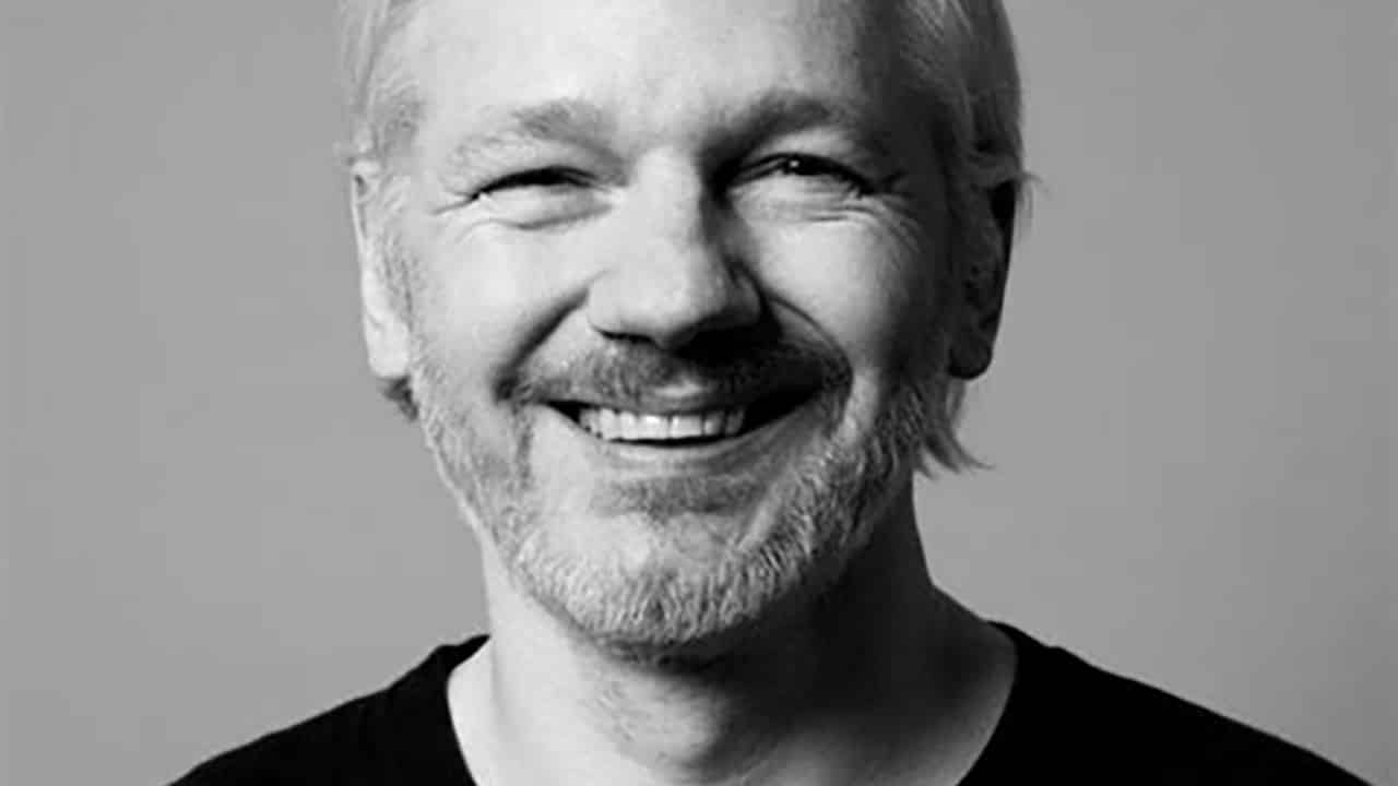 Assange, un pas de plus vers l’extradition et un mariage