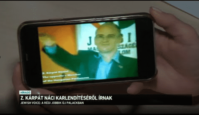 Voici le neuvième homme présent sur la liste de cette « opposition démocratique », Dániel Z. Kárpát, membre du Jobbik et effectuant un « salut romain » :
