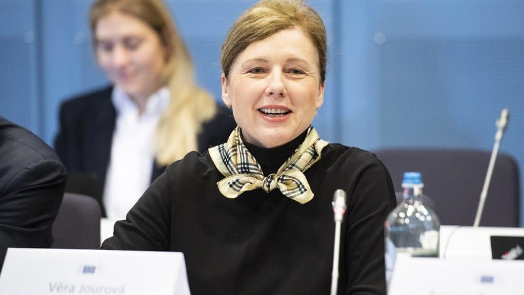 Médias en Europe centrale, Věra Jourová revoit sa copie sur la Hongrie et la Pologne