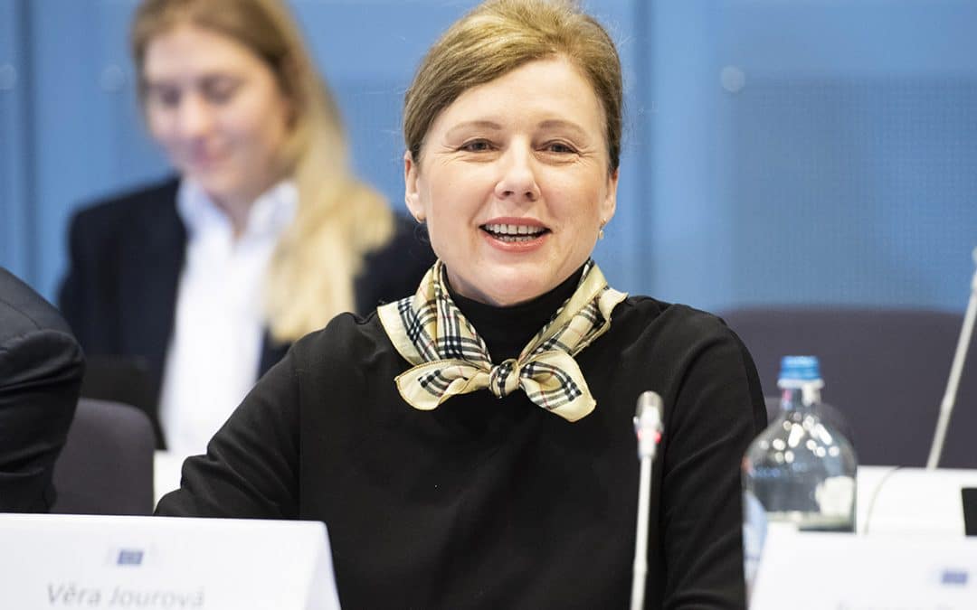 Médias en Europe centrale, Věra Jourová revoit sa copie sur la Hongrie et la Pologne