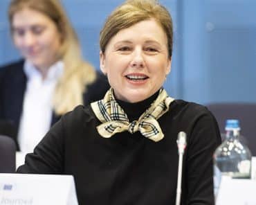 Médias en Europe centrale, Věra Jourová revoit sa copie sur la Hongrie et la Pologne