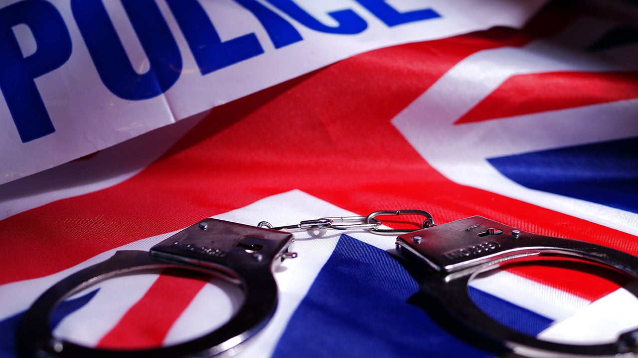 Arrestation spectaculaire à Heathrow pour des tweets anti-trans : « La Grande-Bretagne de Starmer sombre dans l’anarcho-tyrannie »