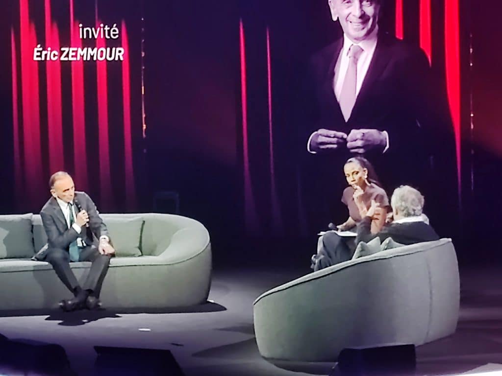 Les spectateurs assistent ensuite à un débat ardu entre Éric Zemmour et Michel Onfray sur la civilisation judéo-chrétienne. Christine Kelly, présentatrice phare de CNews et acclamée par le public, mène la discussion.